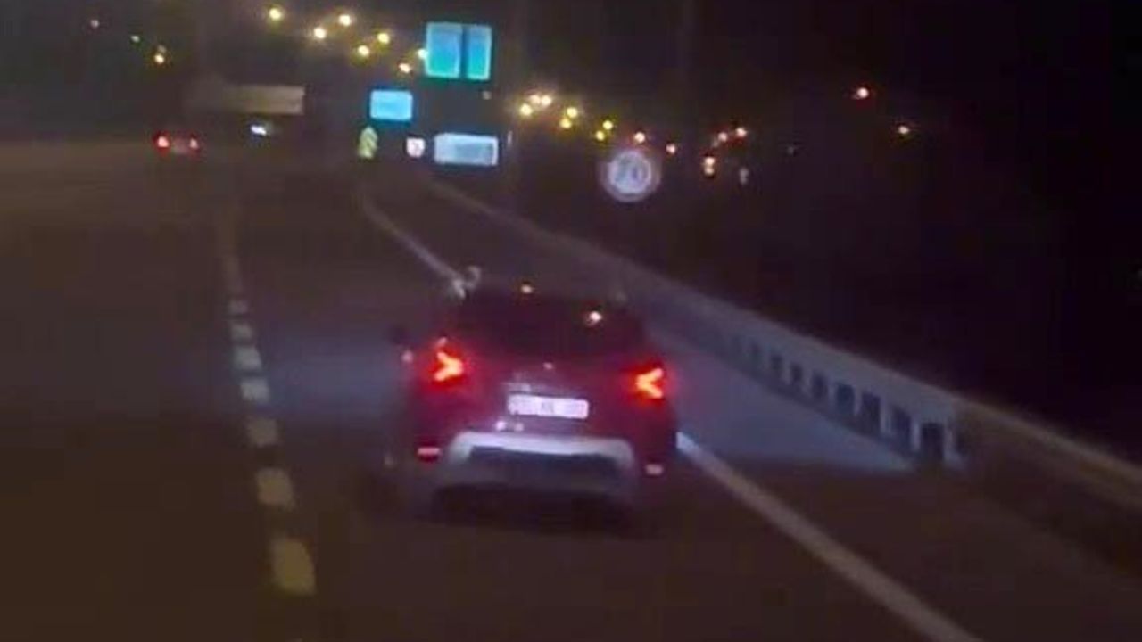 Tehlikeli Anlar: Hatay'da Bariyerlere Çarpmaktan Son Anda Kurtulmuş Sürücü