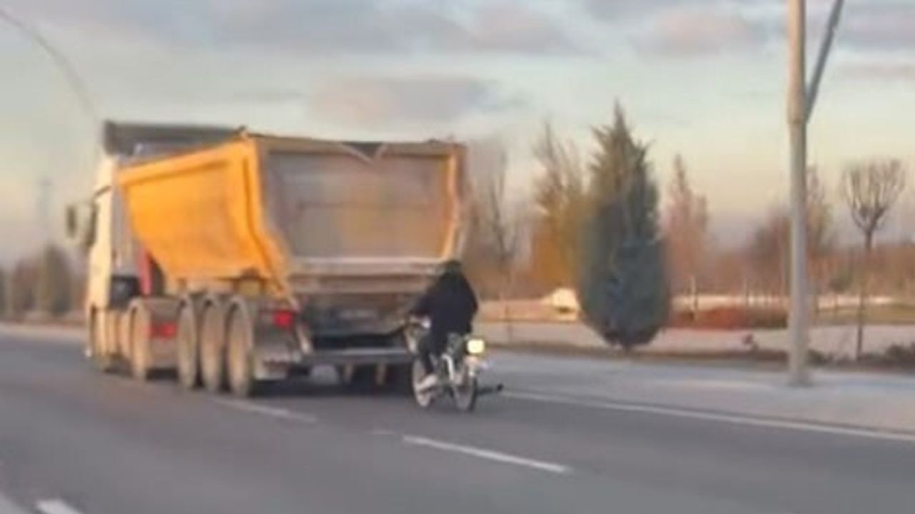 Tehlikeli Motosiklet Yolculuğu Tırın Ardında Kameralarda