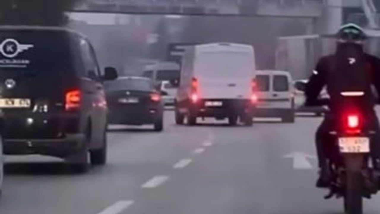 Tehlikeli Sürüş: Minibüs Sürücüsü Trafiği Tehlikeye Attı