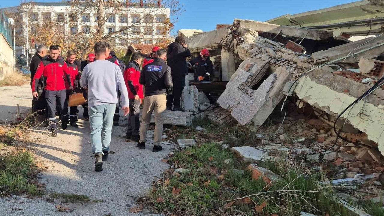 Tekirdağ'da Deprem Tatbikatı: Enkaz Altında Yaralı Arama