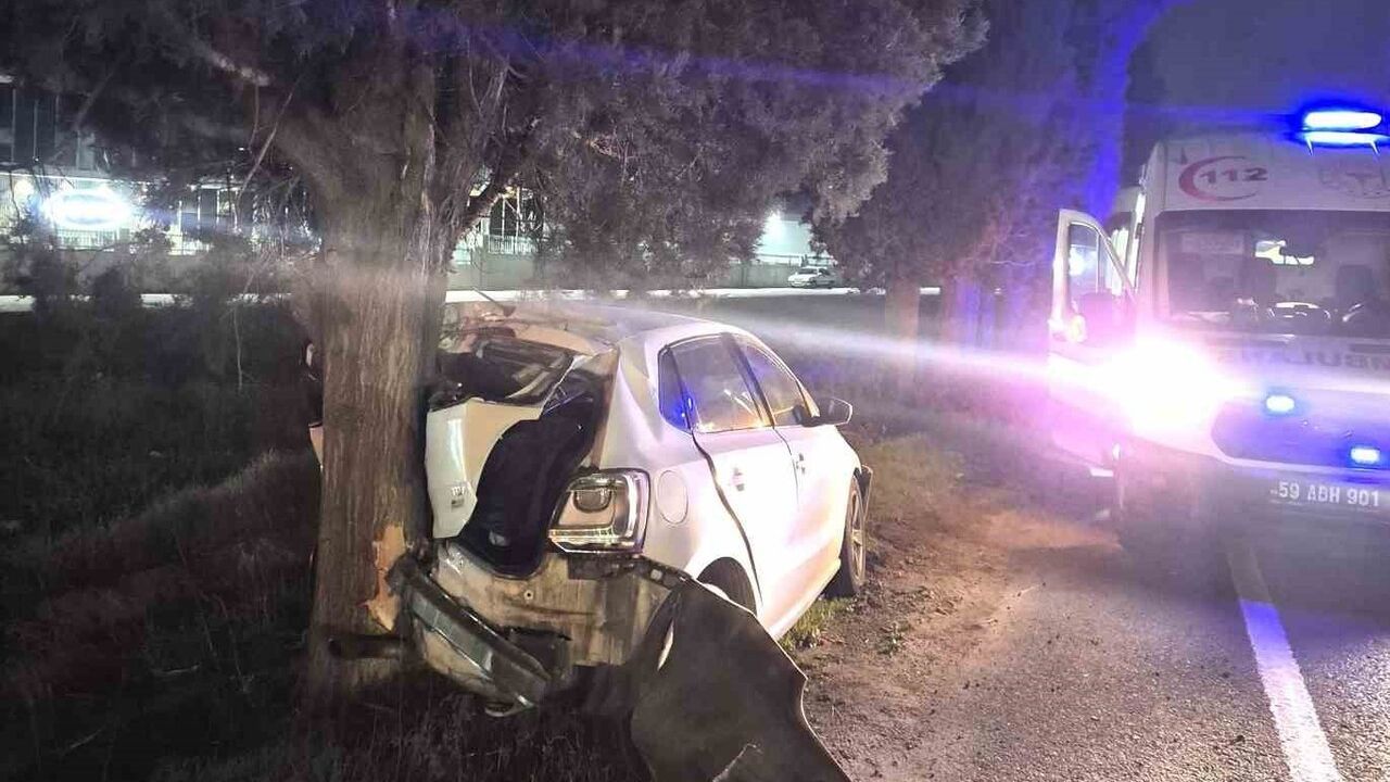 Tekirdağ'da Otomobil Ağaca Çarptı: Sürücü Yaralı