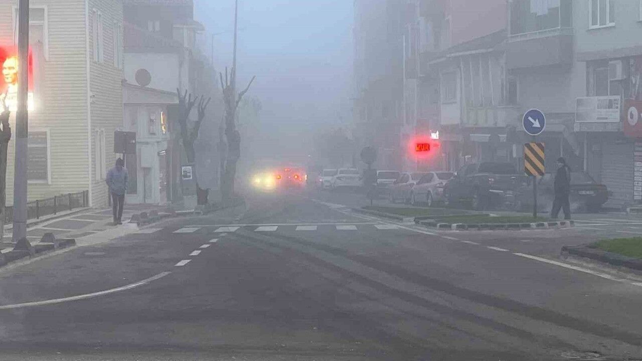 Tekirdağ'da Yoğun Sis Etkisini Gösterdi