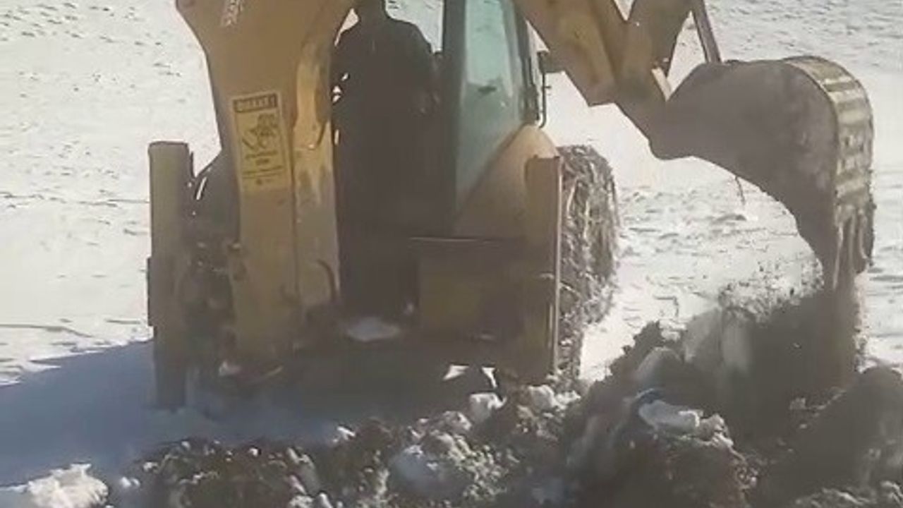 Tekman'da ESKİ Ekipleri Kış Koşullarında İçme Suyu Arızasını Giderdi