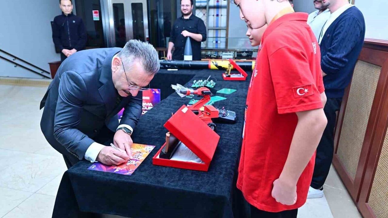 TEKNOFEST'18'de Öne Çıkan Eskişehirli Öğrenciler Vali Aksoy'u Ziyaret Etti