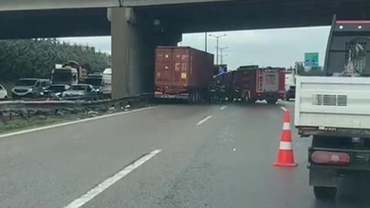 TEM Otoyolu'nda Feci Kaza: Sürücü Tırın Altında Kaldı