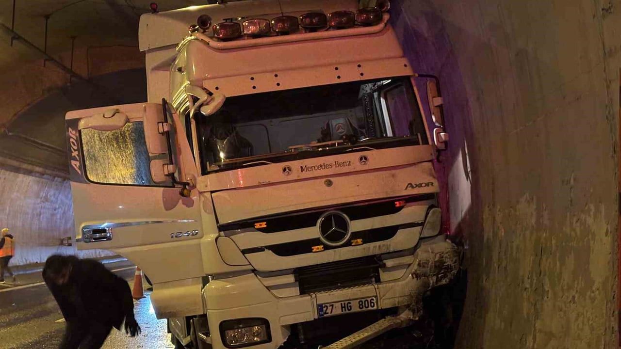 TEM Otoyolu'nda Otomobil Tır Arasında Sıkıştı