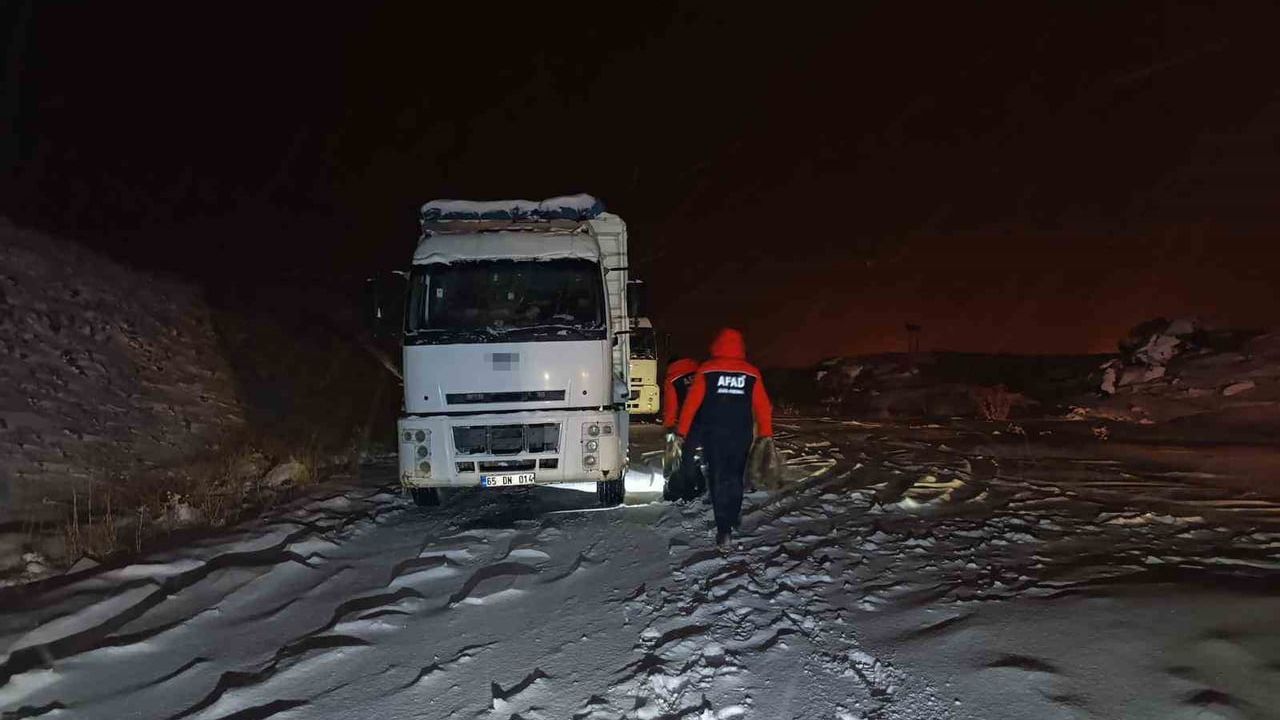 Tendürek Geçidi'nde Kar Bastırdı