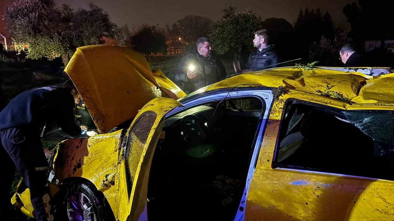 Ticari Taksi Tarla Uçtu: 1 Yaralı