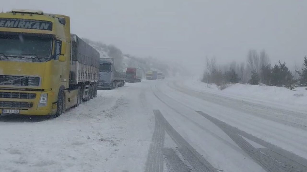 Tokat-Sivas Yolunda Kar Engeli