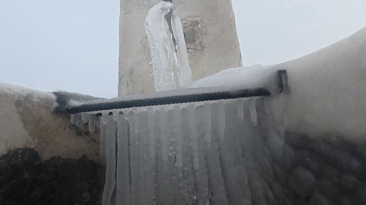 Tokat'ta Dondurucu Soğuk Çeşmeyi Dondurdu