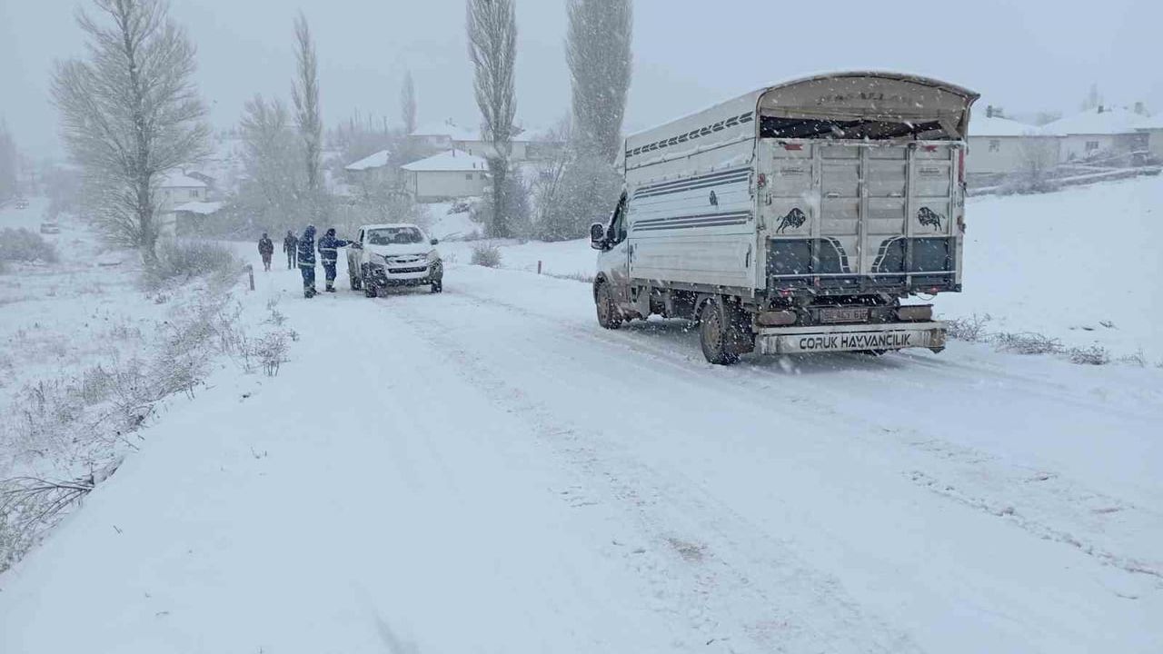 Tokat'ta Kar Yağışı Ulaşımda Sorunlar Yaşattı