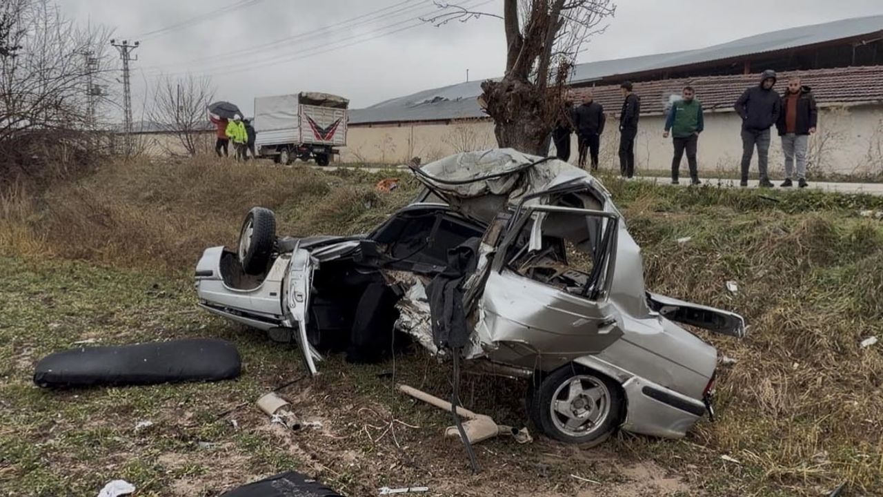 Tokat'ta Korkunç Kaza: Otomobil İkiye Ayrıldı