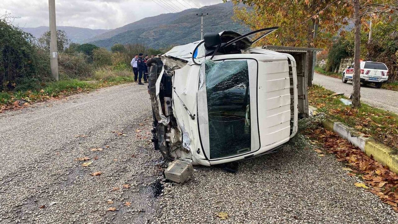 Traktöre Çarpmamak İçin Manevra Yapan Kamyonet Devrildi