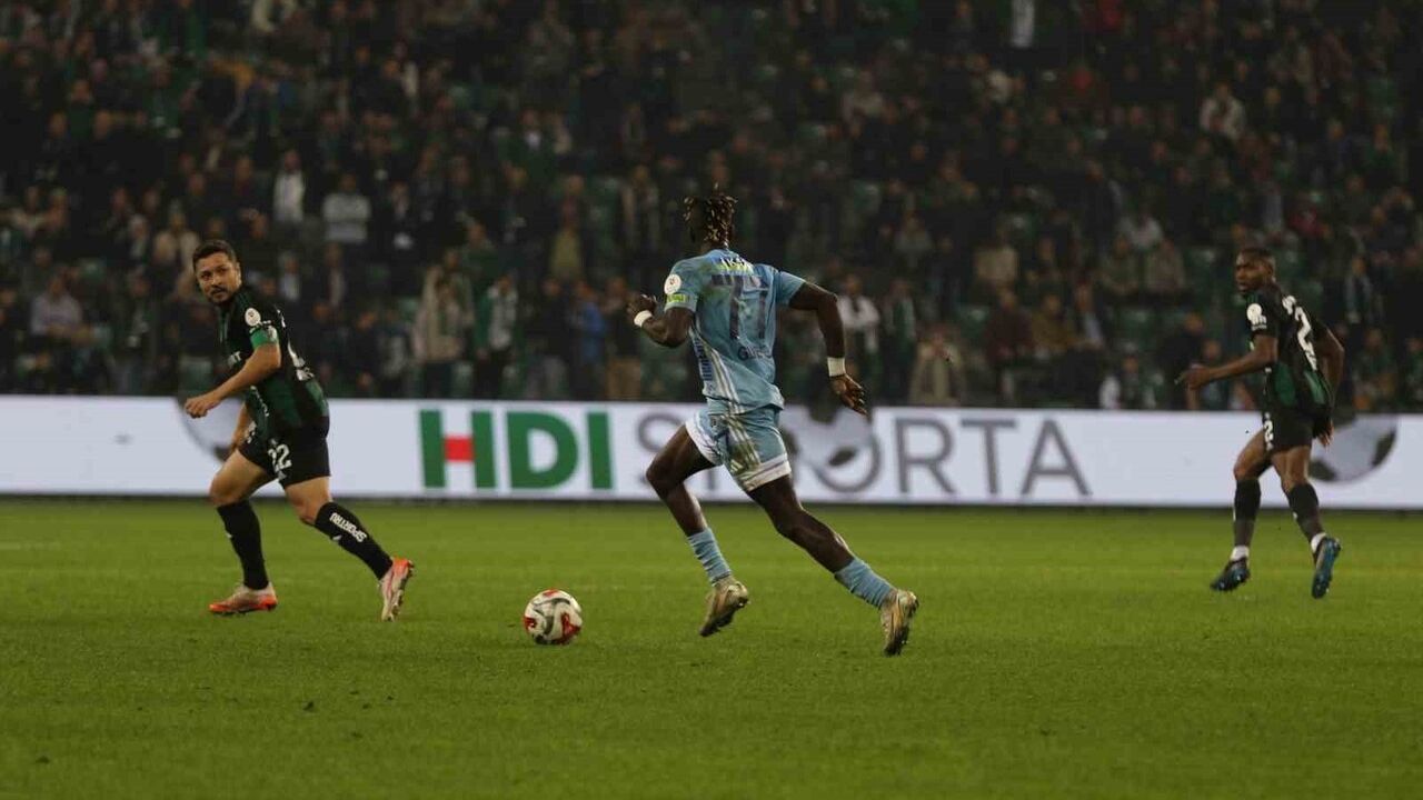 Trendyol Süper Lig: Kocaelispor ve Kasımpaşa İlk Yarısı Golsüz Beraberlikle Sonuçlandı