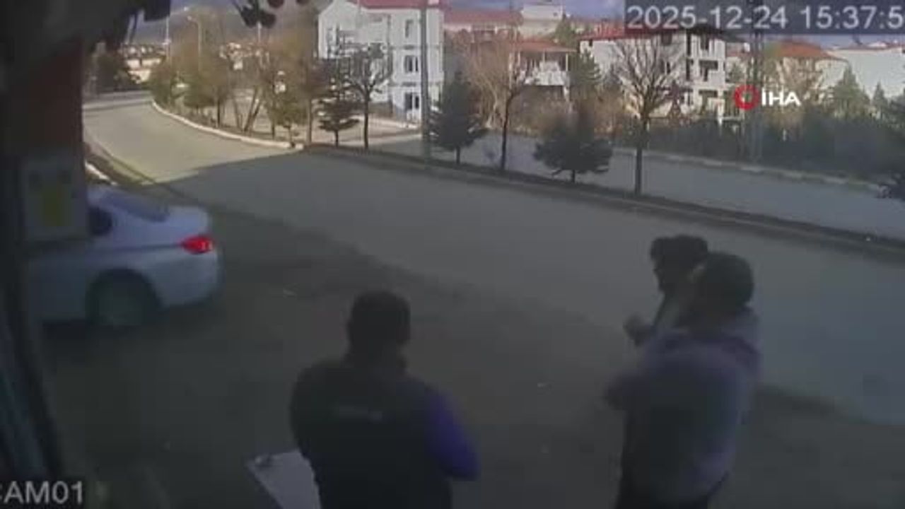 Tufanbeyli'de Otomobile Çarpan Hızlı Araç Kazası