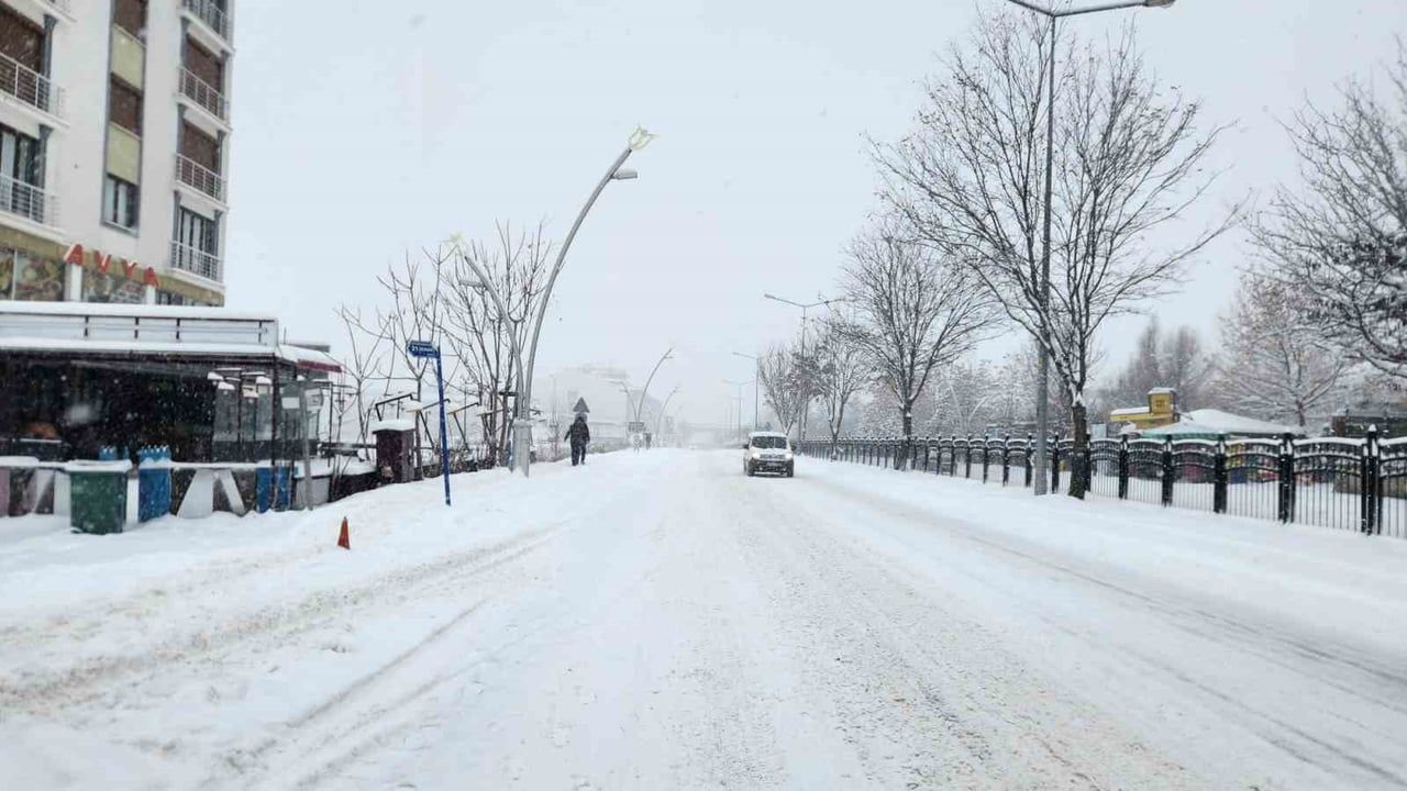 Tunceli'de Kış Lastiği Olmadan Araç Kullanımı Yasaklandı