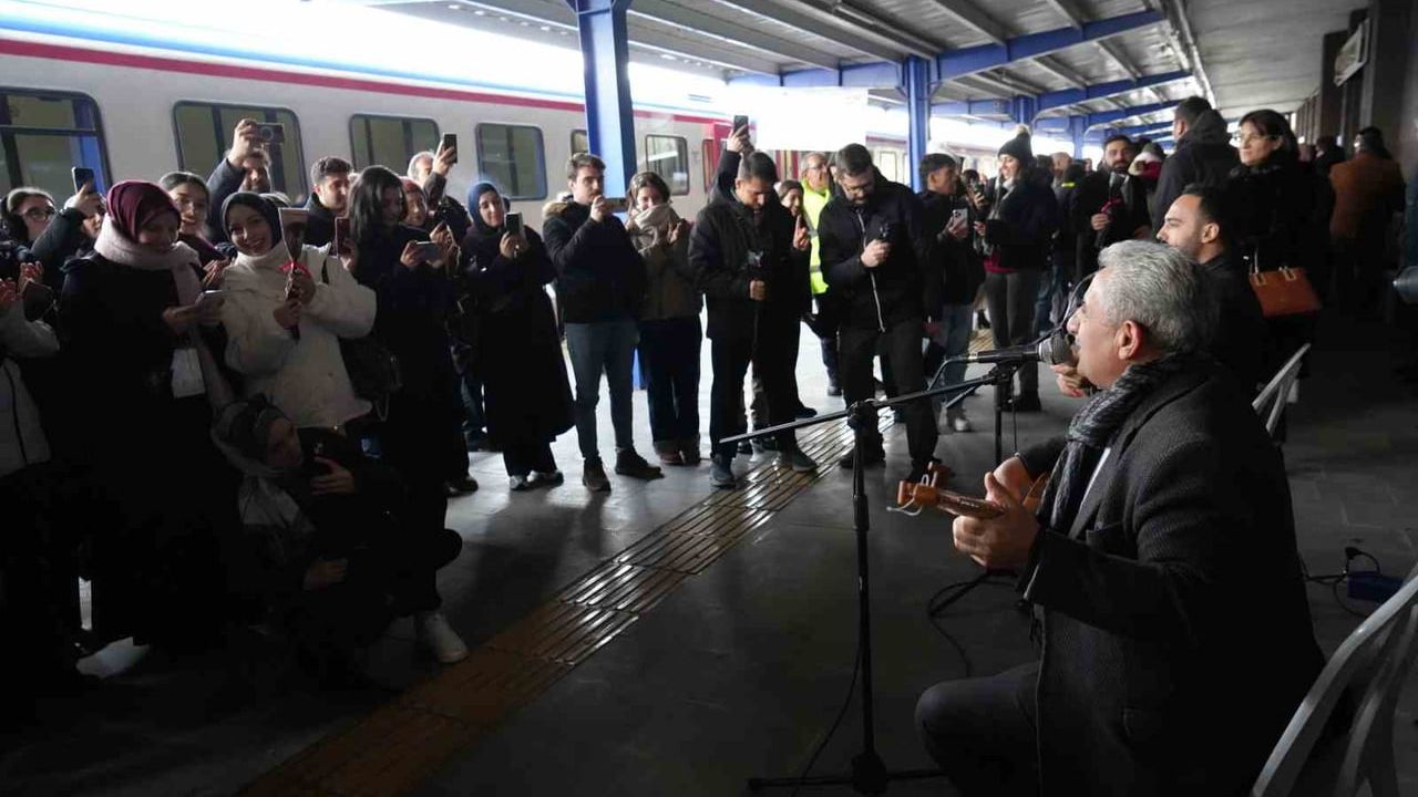 Turistik Doğu Ekspresi Kış Seferine Erzurum'da Dört Saat Mola Verdi