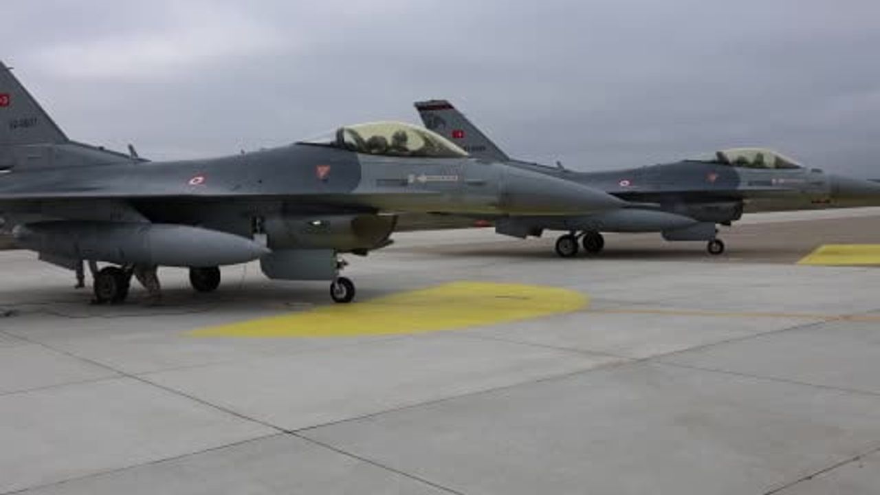 Türk Hava Kuvvetleri Karadeniz'de Eğitim Uçuşu Gerçekleştirdi