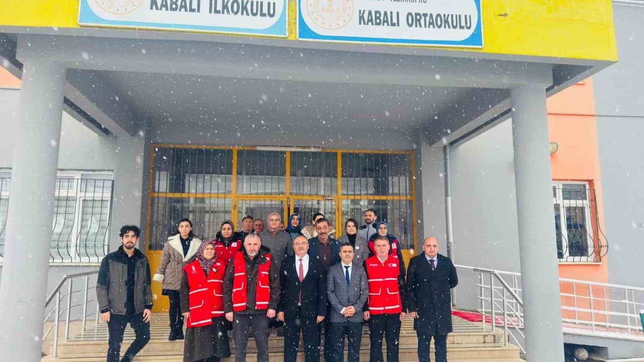 Türk Kızılay Vezirköprü'de 88 Öğrenciyi Kış Hediyesiyle Sevindirdi