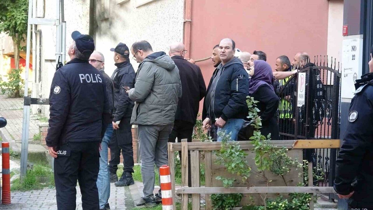 Tuzla'da Çatı Yangını Kontrol Altına Alındı