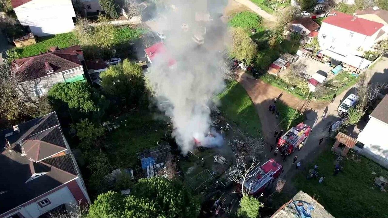 Tuzla’da Gecekonduda Yangın: Hava Kara Dumanla Kaplandı