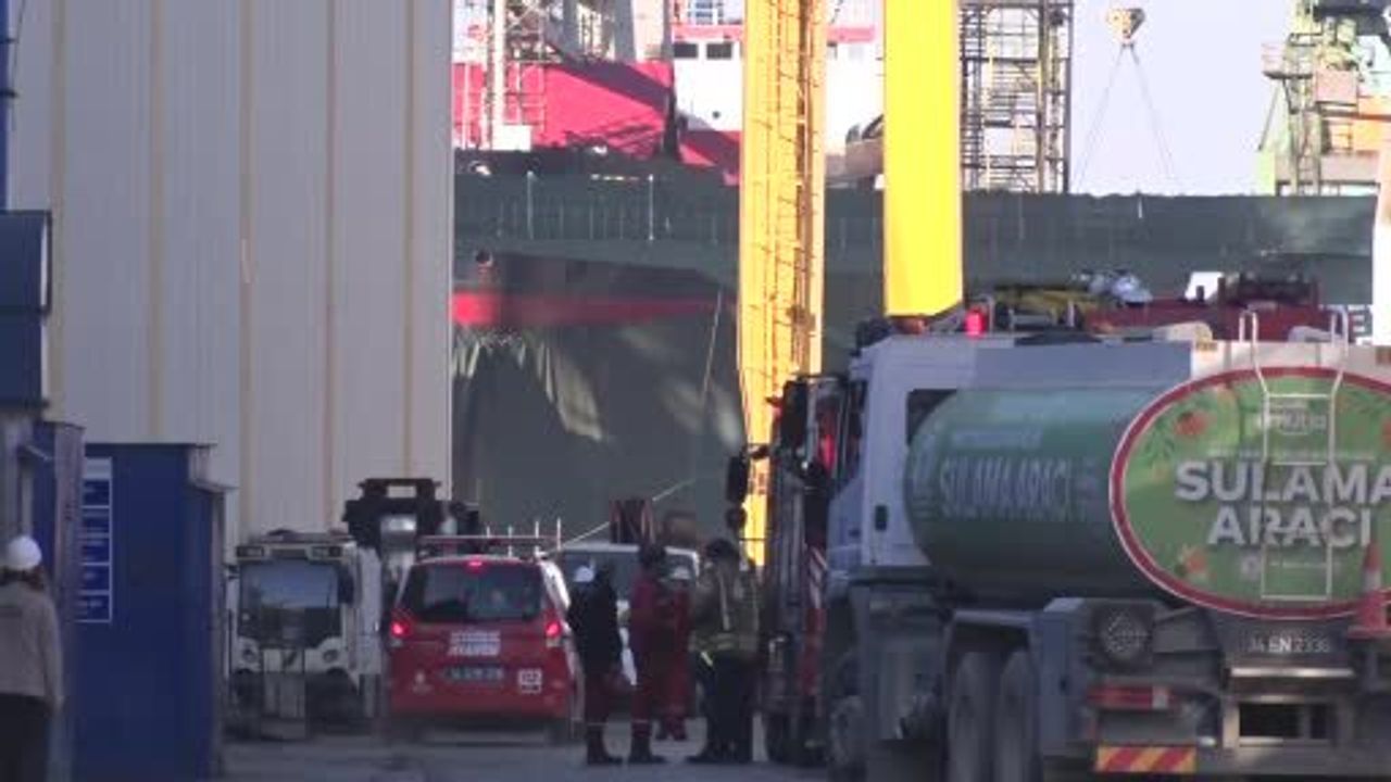 Tuzla Tersanesi'nde Gemi Yangını
