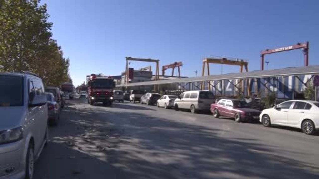 Tuzla Tersanesi'nde Gemi Yangını Korkuttu