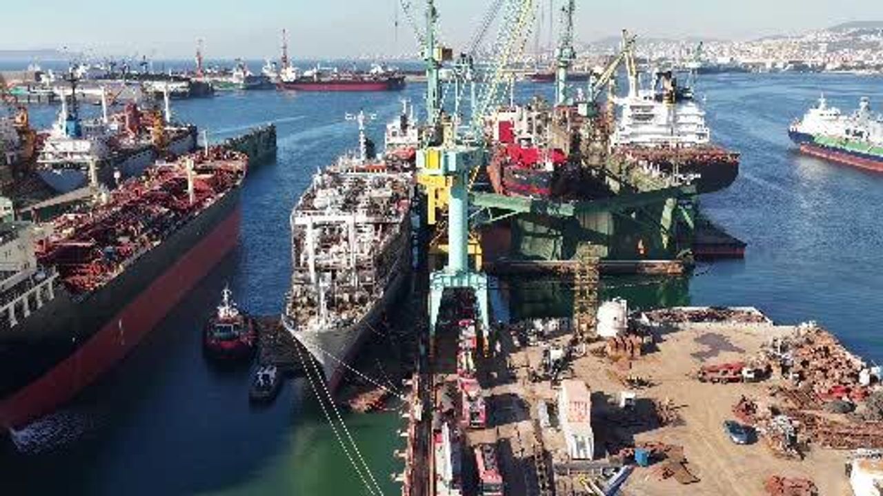 Tuzla Tersanesi'nde Gemide Yangın Kontrollü Bir Şekilde Söndürüldü