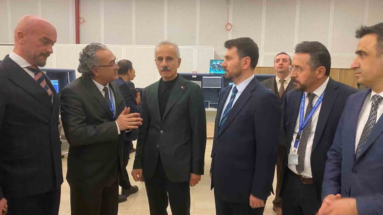 Ulaştırma ve Altyapı Bakanı Uraloğlu'ndan Transit Uçuş Rekorları Açıklaması