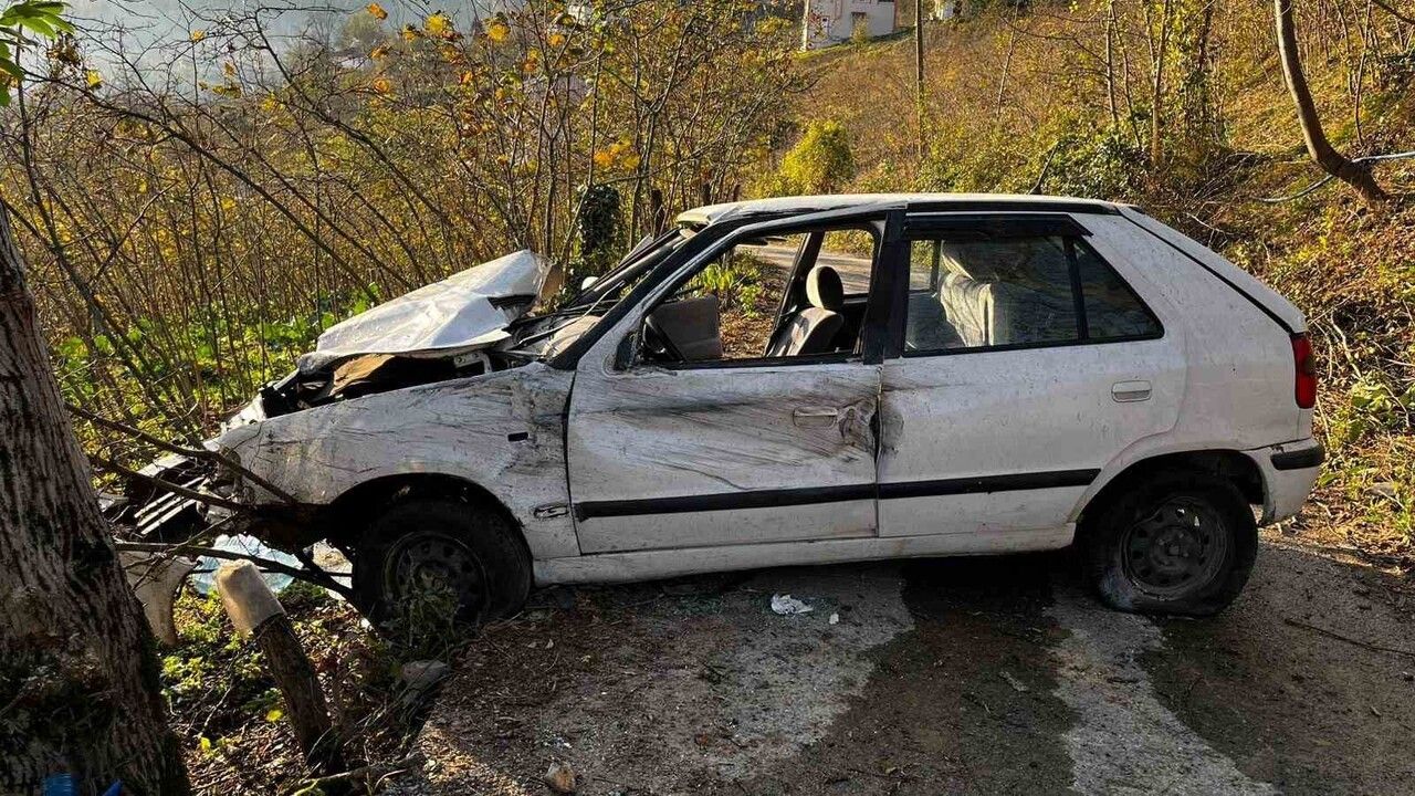 Ulubey'de Fındık Bahçesine Devrilen Araçta Anne ve Kızı Yaralandı
