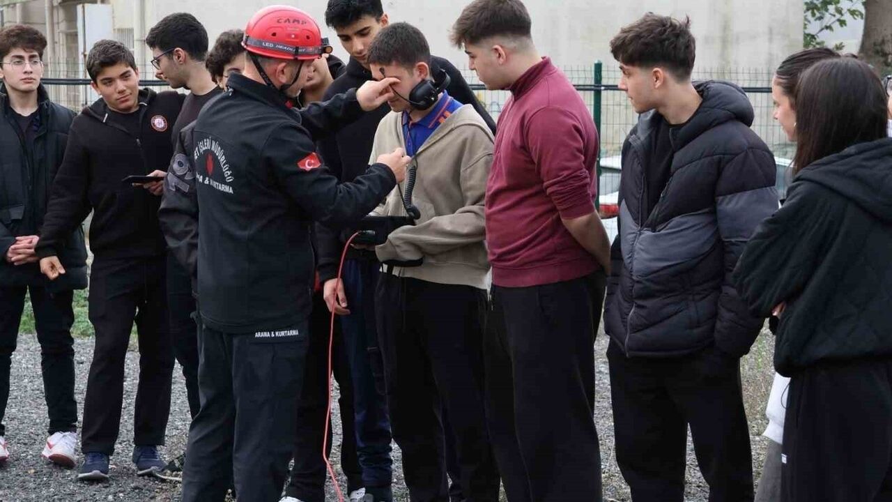 Ümraniye Belediyesi'nde Liselilere Arama Kurtarma Eğitimi
