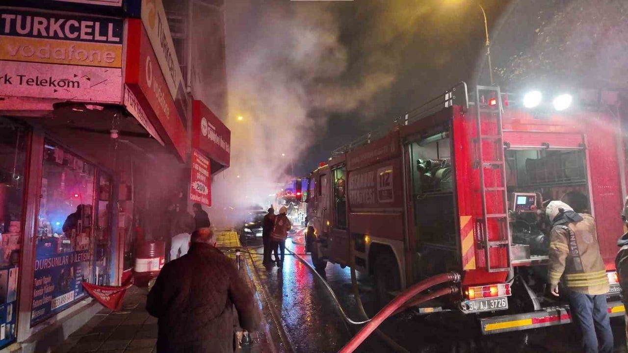 Ümraniye'de Kereste Deposunda Yangın Çıktı