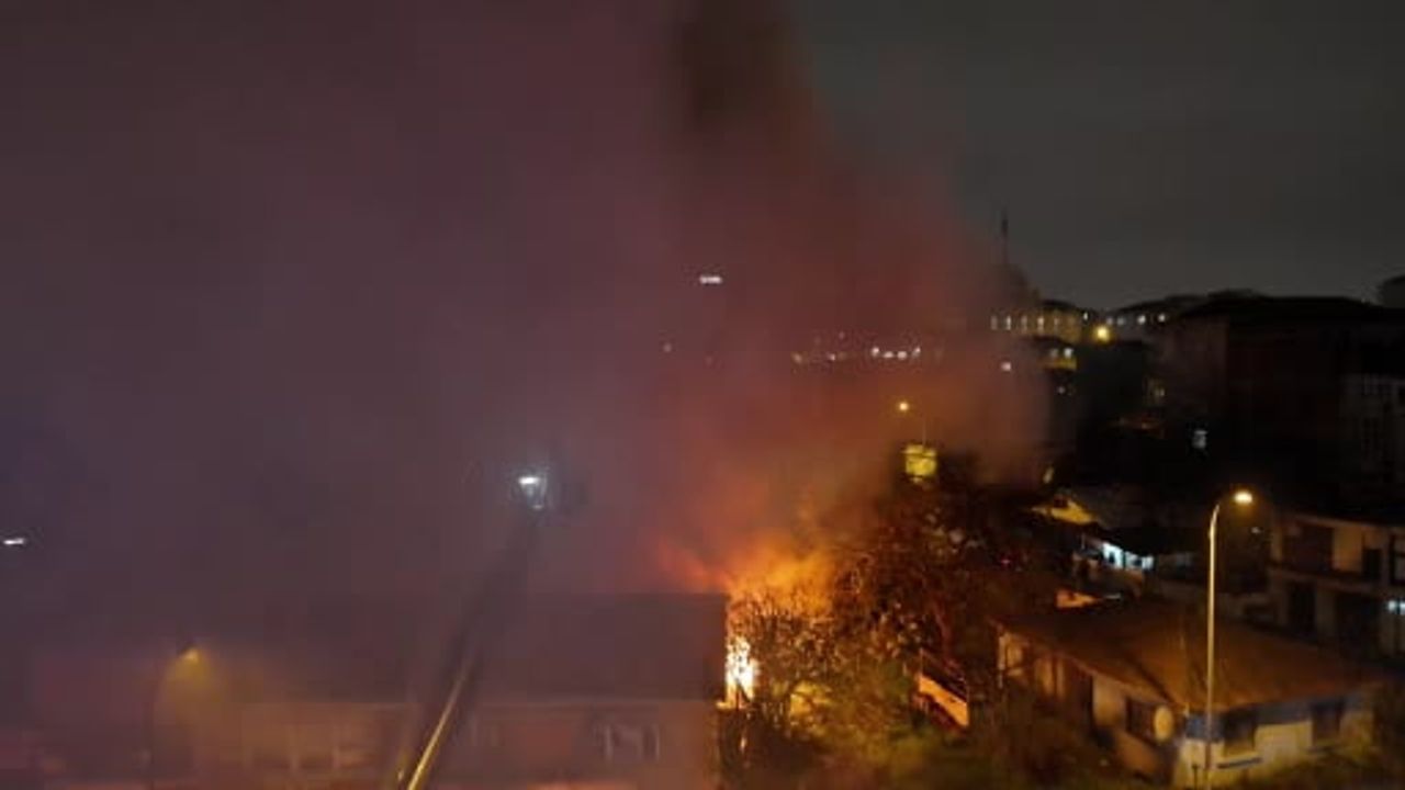 Ümraniye'de Kereste Deposunda Yangın Paniği