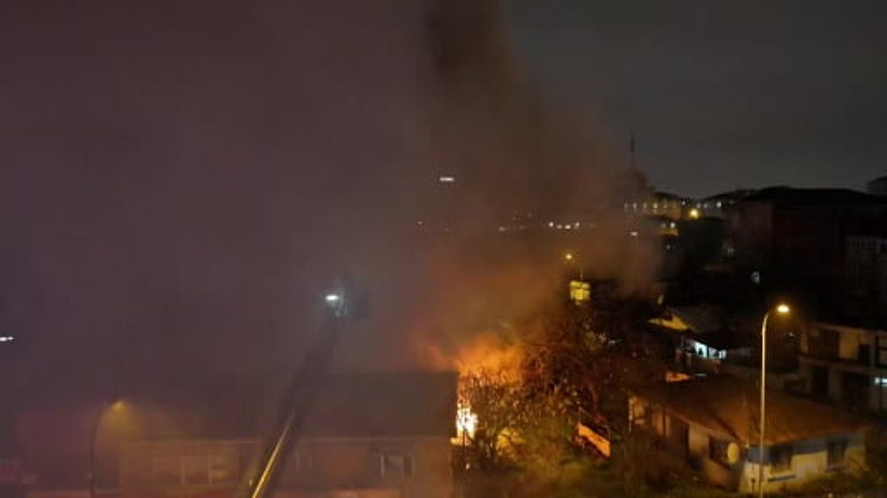 Ümraniye'de Kereste Deposunda Yangın Paniği