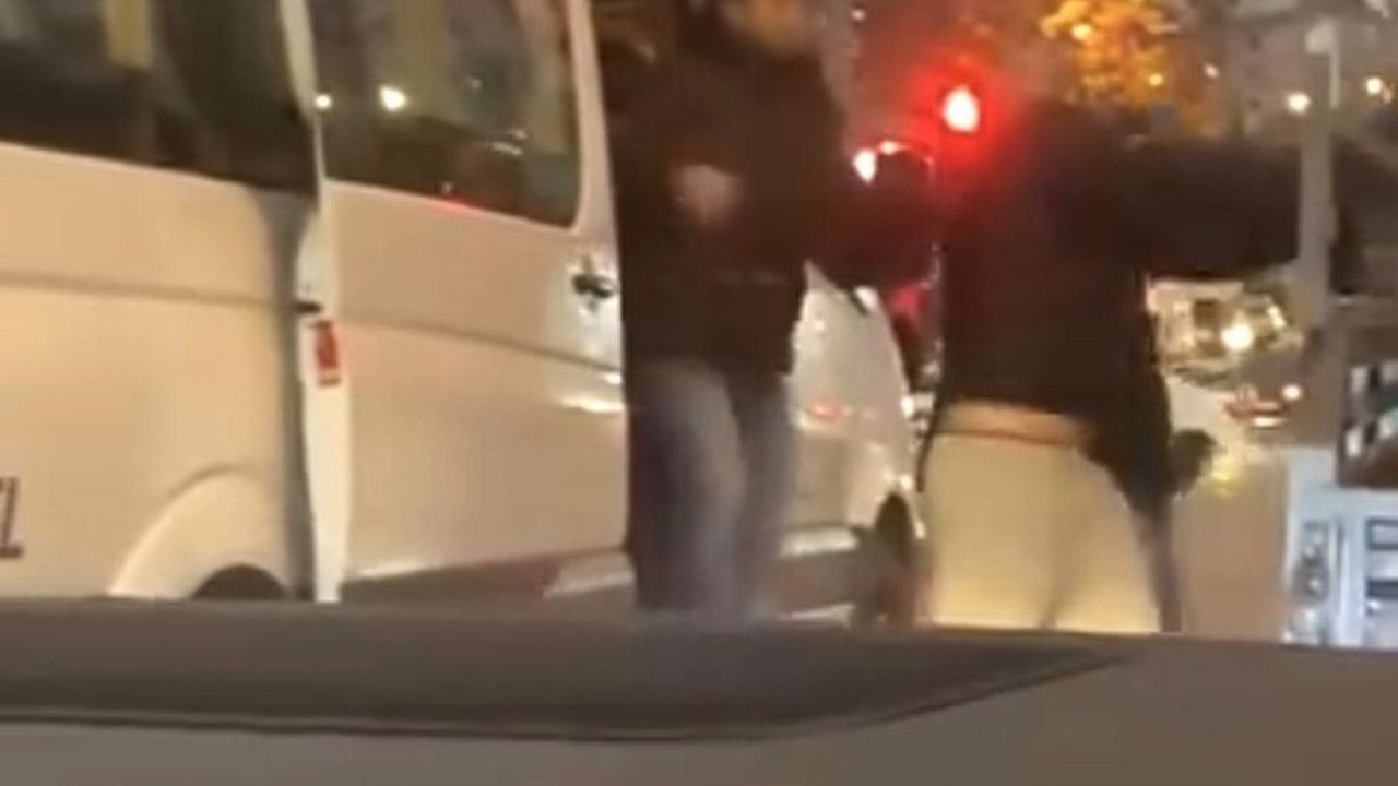 Ümraniye'de Trafikte Gerginlik: Servis Şoföründen Kağıt Toplayana Saldırı