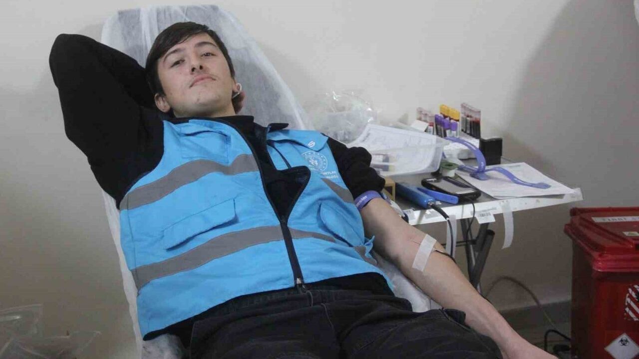 Üniversite Öğrencileri Kan Bağışı İçin Sıraya Girdi