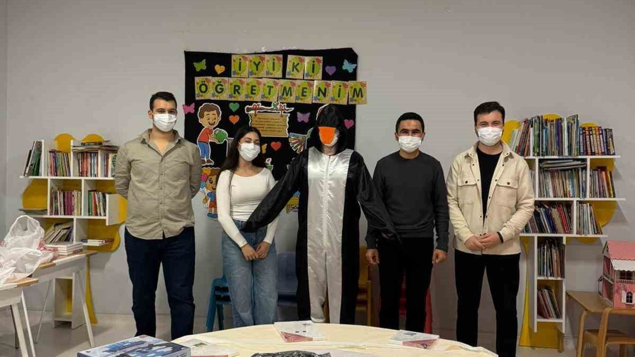 Üniversite Öğrencilerinden Hastanedeki Çocuklara Moral Desteği