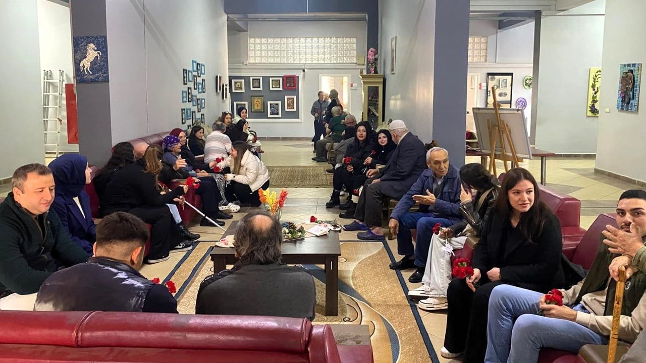 Üniversite Öğrencilerinden Huzurevi Ziyareti