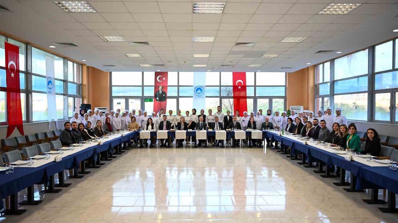 Üniversiteli Aşçı Adayları Yöresel Lezzetleri Tanıttı