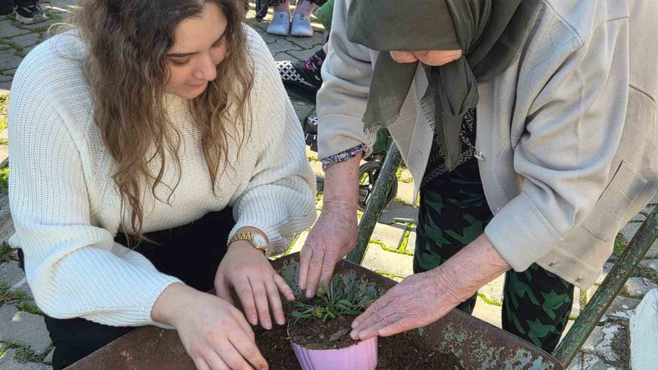 Üniversiteli Gençlerden Anlamlı Huzurevi Ziyareti