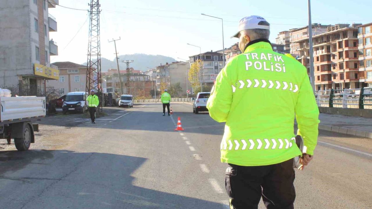 Ünye'de Polis Ekiplerinden Trafik Denetimi