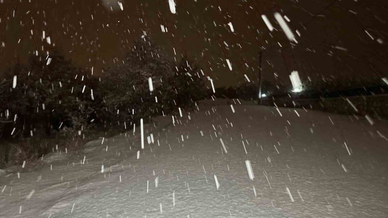 Uşak'ta Mevsimin İlk Karı Yağdı