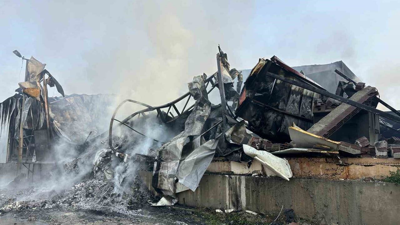 Uşak'taki İplik Fabrikasında Yangın Kontrol Altına Alındı