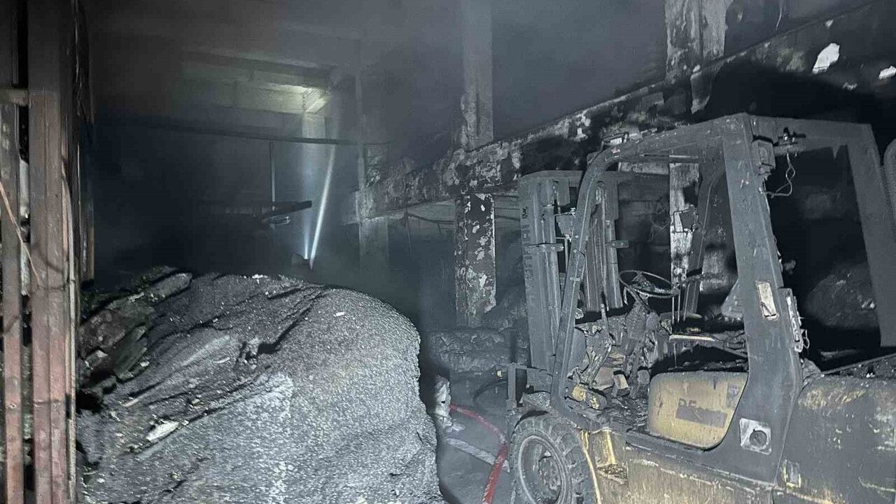 Uşak'taki Poşet Fabrikasında Yangın Kontrol Altına Alındı