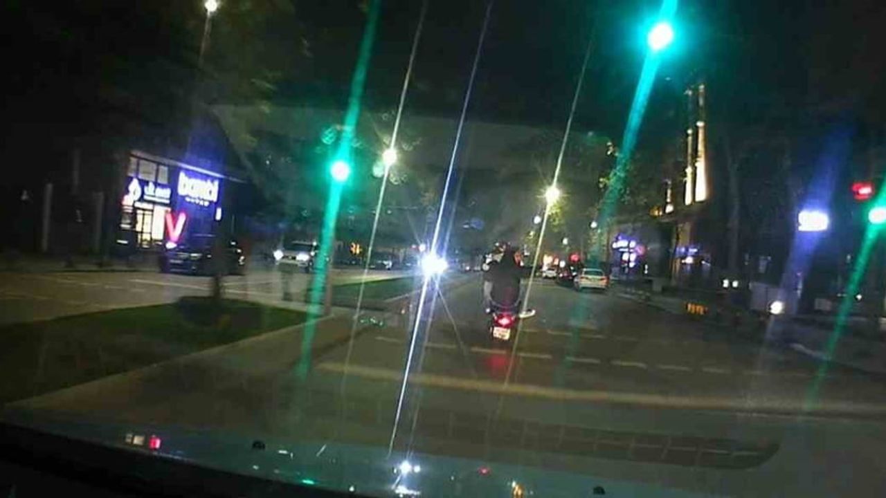 Üsküdar'da Motosikletli Tehlikeli Yolculuk Anbean Kamerada