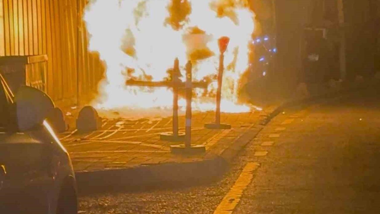 Üsküdar'da Park Halindeki Araç Alev Alev Yandı
