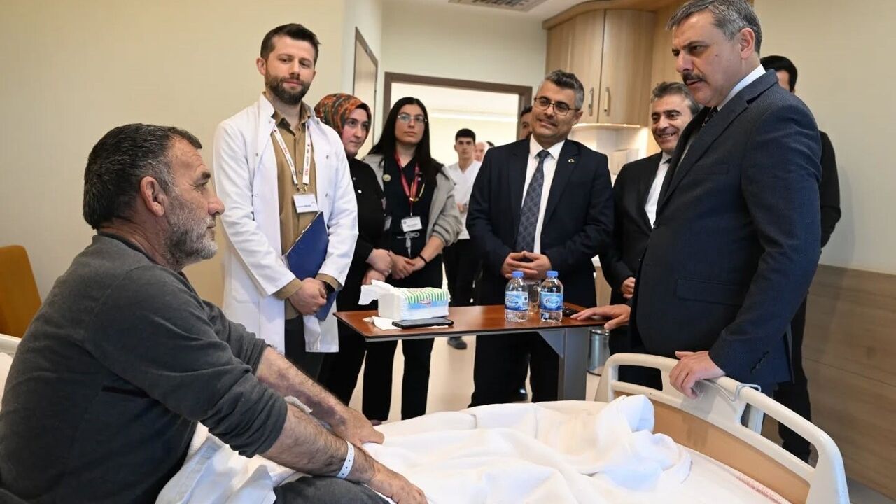 Vali Çiftçi'den Hastalara Moral Ziyareti