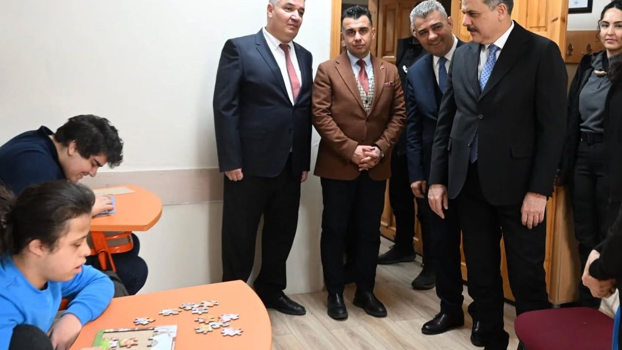 Vali Çiftçi Eğitim Gönüllüsü Oldu