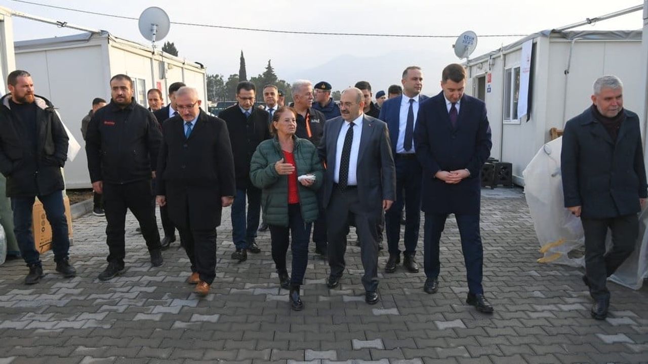 Vali Ustaoğlu, Sındırgı'daki Deprem Çalışmalarını İnceledi