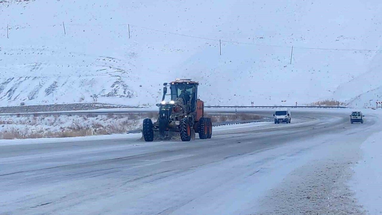 Van-Bahçesaray Yolu Çığ Düşmesi Nedeniyle Kapatıldı